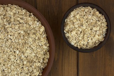 Kuru yulaf gevreği yulaf ezmesi kase ahşap tablo