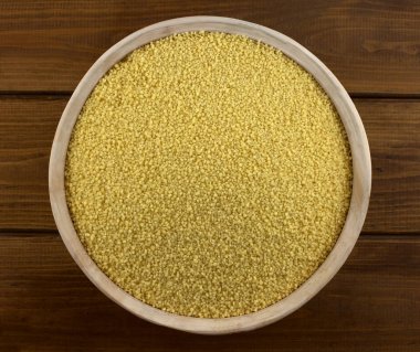 Masanın üzerinde bir kaseye kuskus