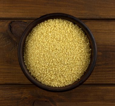 Masanın üzerinde bir kaseye kuskus