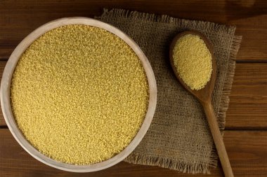 Tablo ve tahta kaşık bir kaseye kuskus 