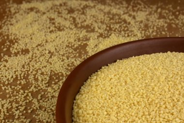 Masanın üzerinde bir kaseye kuskus