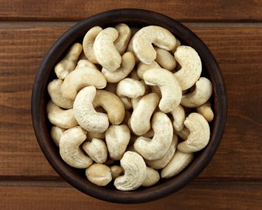 Kase dokulu ahşap arka plan, tablo üstten görünüm üzerinde ham kaju fıstığı