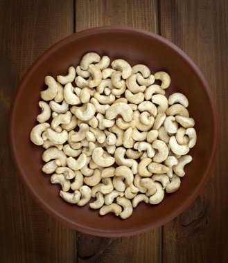 Kase desenli ahşap arka plan, Masa üstü üzerinde ham kaju fıstığı