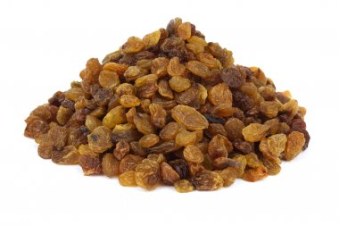 Kuru üzümler beyaz arkaplanda izole