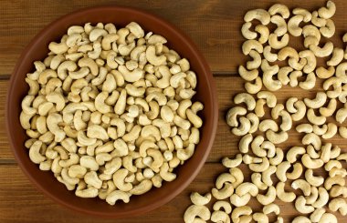 Kase desenli ahşap arka plan, Masa üstü üzerinde ham kaju fıstığı