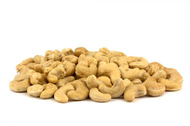 beyaz arka planda izole edilmiş kaju fıstığı