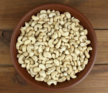 Kase desenli ahşap arka plan, Masa üstü üzerinde ham kaju fıstığı