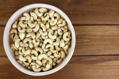 Kase desenli ahşap arka plan, Masa üstü üzerinde ham kaju fıstığı