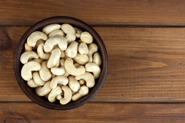 Kase desenli ahşap arka plan, Masa üstü üzerinde ham kaju fıstığı