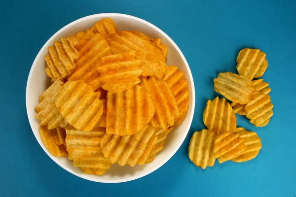 Chipsy na niebieskim tle, widok z góry — Zdjęcie stockowe
