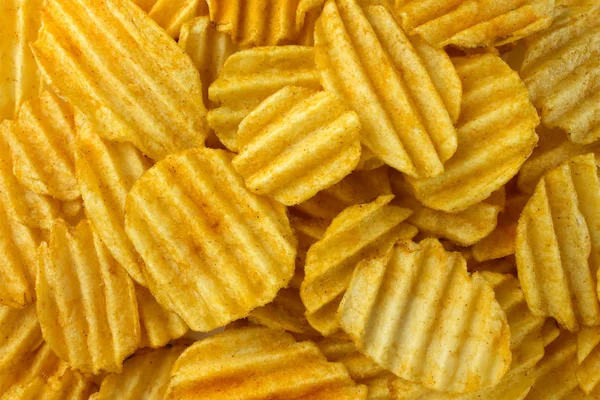 Фон из картофельных чипсов, вид сверху — стоковое фото