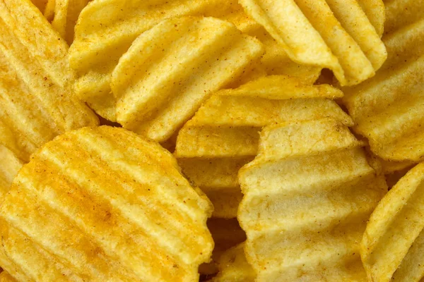 Фон из картофельных чипсов, вид сверху — стоковое фото