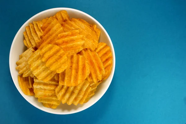 Patatas fritas sobre fondo azul, vista superior — Foto de Stock