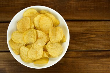 Patates cipsi kase ahşap zemin, üstten görünüm