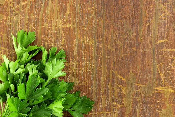 Frische Petersilie auf Holz Hintergrund — Stockfoto