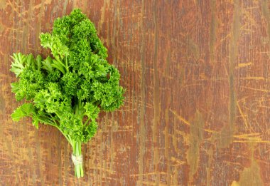 Ahşap arka planda taze maydanoz