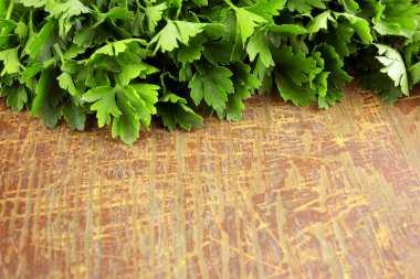 Ahşap arka planda taze maydanoz