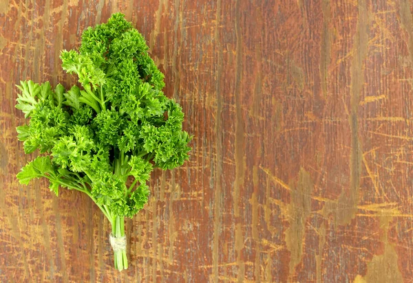 Ahşap arka planda taze maydanoz