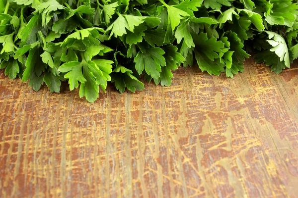 Ahşap arka planda taze maydanoz