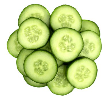 Beyaz arka planda izole edilmiş taze salatalık dilimleri..