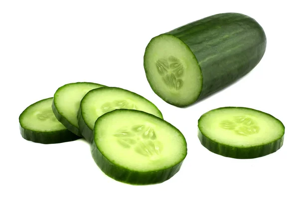 Komkommer en plakjes geïsoleerd op witte achtergrond — Stockfoto