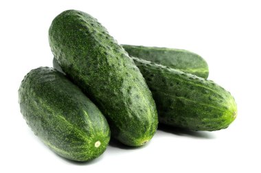 Beyaz üzerinde taze salatalıklar izole edilmiş.