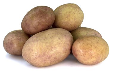 Beyaz arkaplanda izole edilmiş yeni patates 