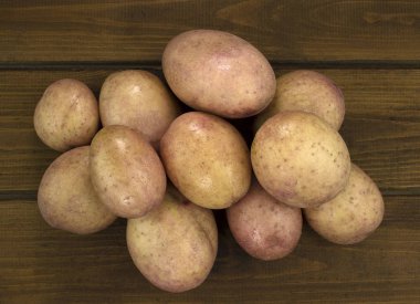 ahşap zemin üzerine patates