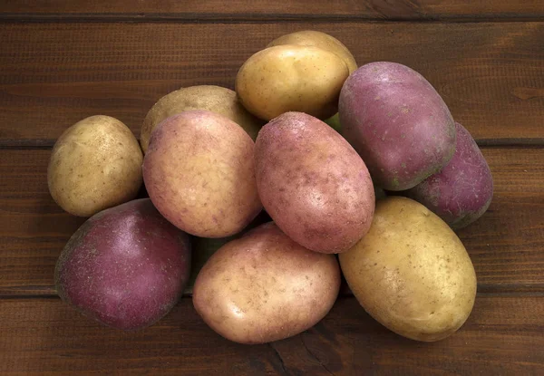 木背景上土豆 — 图库照片