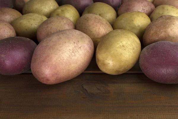 Patatas sobre fondo de madera — Foto de Stock