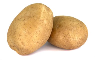 Beyaz arkaplanda izole edilmiş yeni patates 