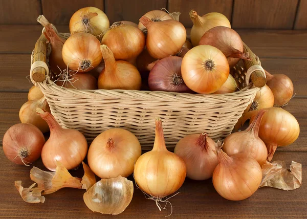 Çiğ soğan sepet ve ahşap bir masa