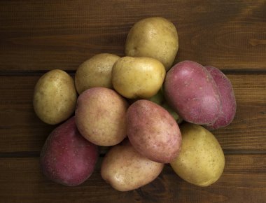 ahşap zemin üzerine patates