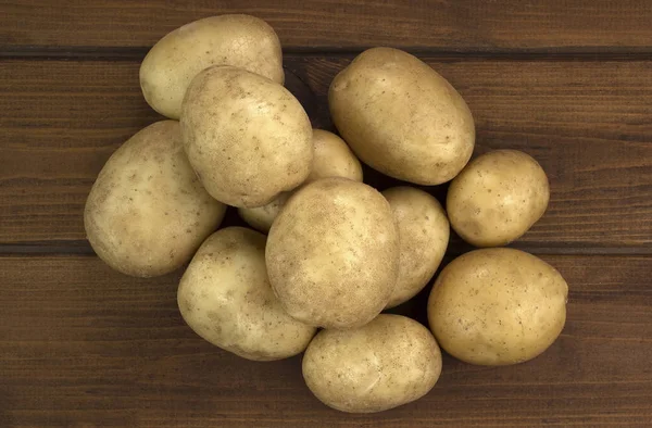 Patatas sobre fondo de madera —  Fotos de Stock