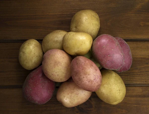 木背景上土豆 — 图库照片