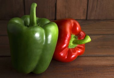 Ahşap arka plan üzerinde sulu güzel Bulgar biber