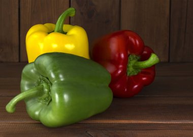 Ahşap arka plan üzerinde sulu güzel Bulgar biber