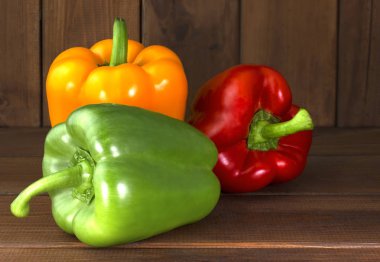 Ahşap arka plan üzerinde sulu güzel Bulgar biber