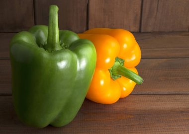 Ahşap arka plan üzerinde sulu güzel Bulgar biber