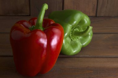 Ahşap arka plan üzerinde sulu güzel Bulgar biber