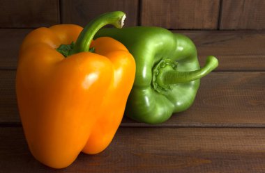 Ahşap arka plan üzerinde sulu güzel Bulgar biber