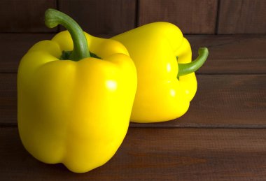 Ahşap arka plan üzerinde sulu güzel Bulgar biber