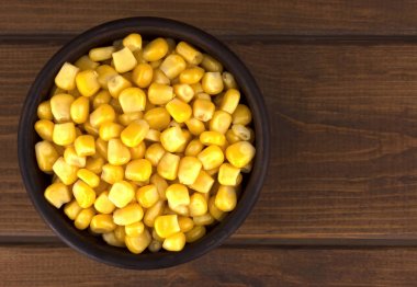 Eski ahşap masa üzerinde bir kase konserve mısır