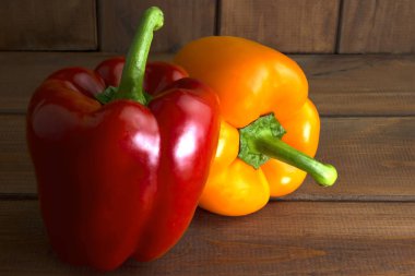 Ahşap arka plan üzerinde sulu güzel Bulgar biber