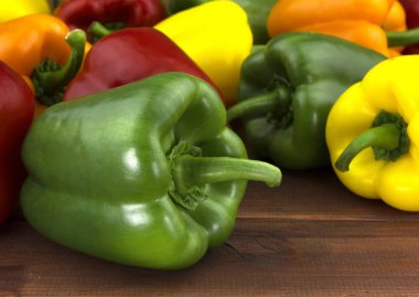 Ahşap arka plan üzerinde sulu güzel Bulgar biber