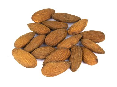 Beyaz arkaplanda izole edilmiş bademler