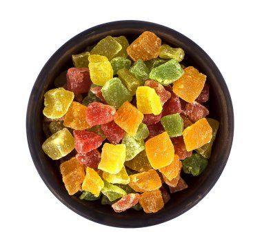 Beyaz arka plan üzerinde izole şekerlenmiş meyve kase, yığını