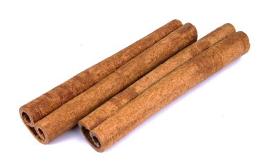 Tarçın çubukları beyaz arkaplanda izole