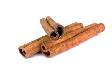 Tarçın çubukları beyaz arkaplanda izole