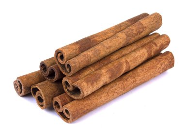 Tarçın çubukları beyaz arkaplanda izole